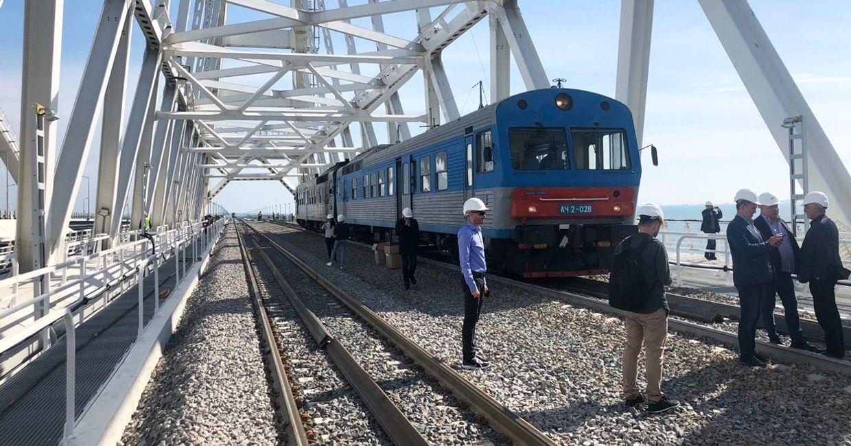 Тепловоз проехал в тестовом режиме по ж/д части Крымского моста