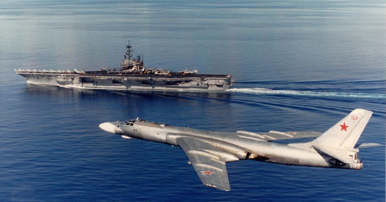 Ракетоносец Ту–16 облетает авианосец USS Ranger CV 61 в 1989 году