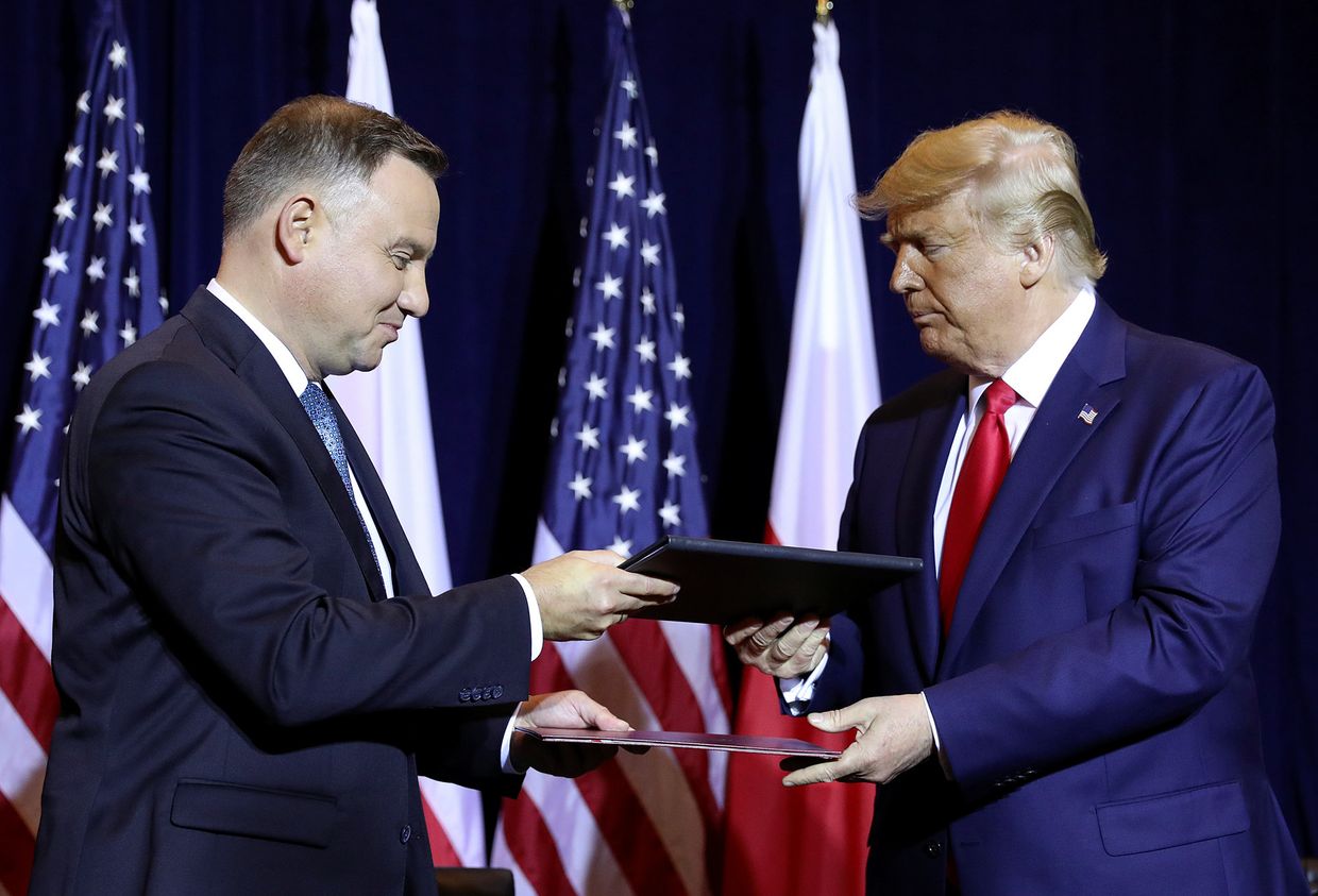 Президент США Дональд Трамп и президент Польши Анджей Дуда после подписания соглашения в Нью-Йорке.