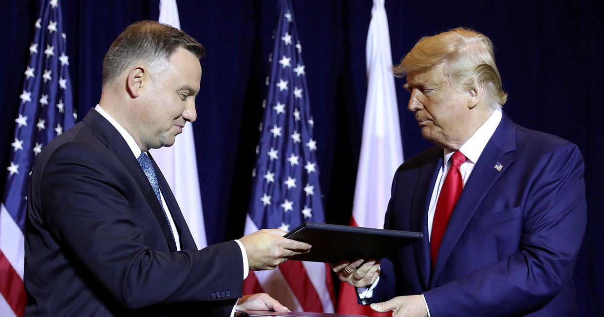 Президент США Дональд Трамп и президент Польши Анджей Дуда после подписания соглашения в Нью-Йорке.