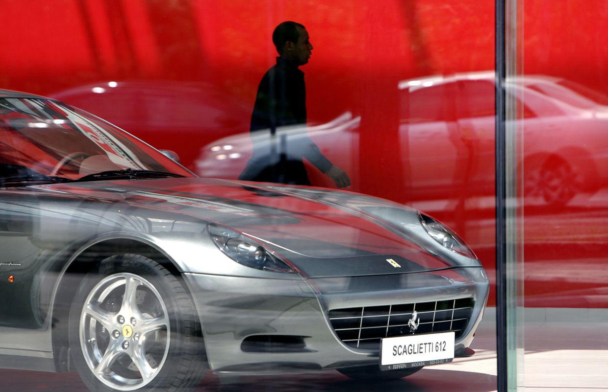 Автомобиль Ferrari Scaglietti 612 в автосалоне в поселке Барвиха