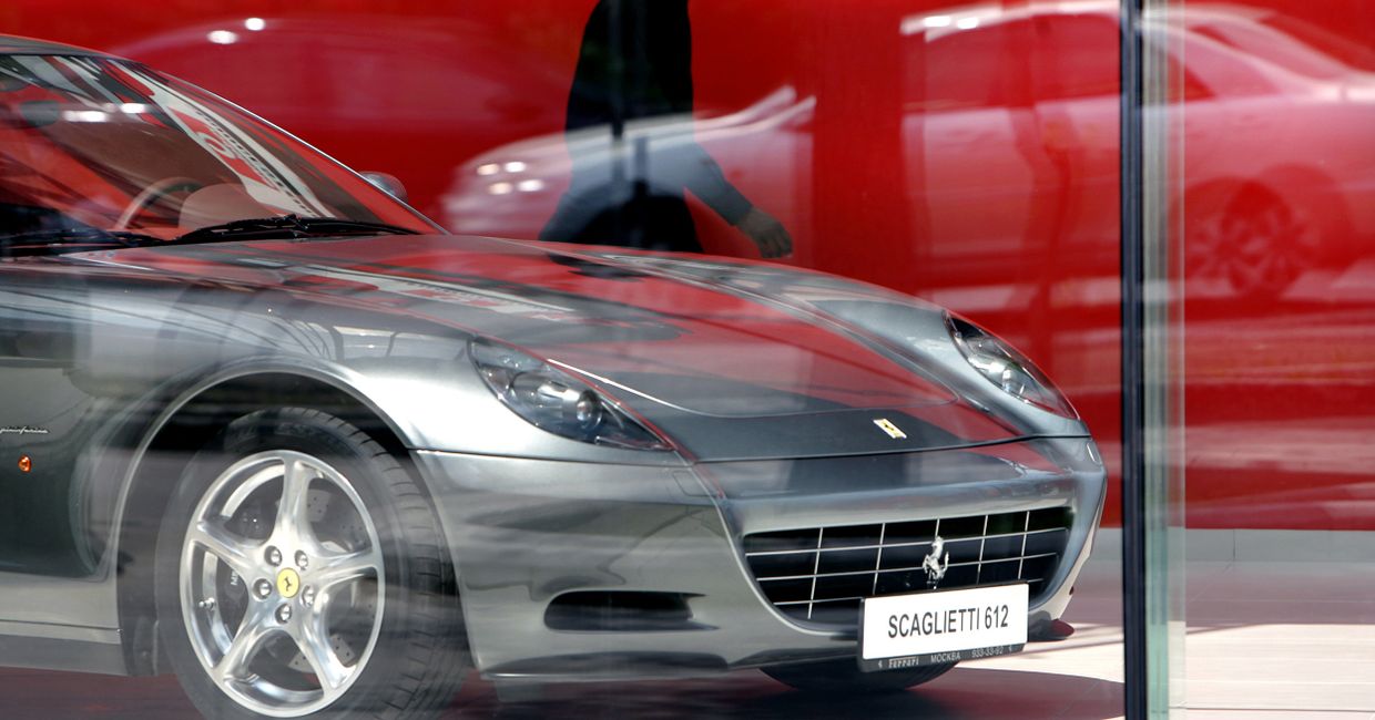 Автомобиль Ferrari Scaglietti 612 в автосалоне в поселке Барвиха Автомобиль Ferrari Scaglietti 612 в автосалоне в поселке Барвиха