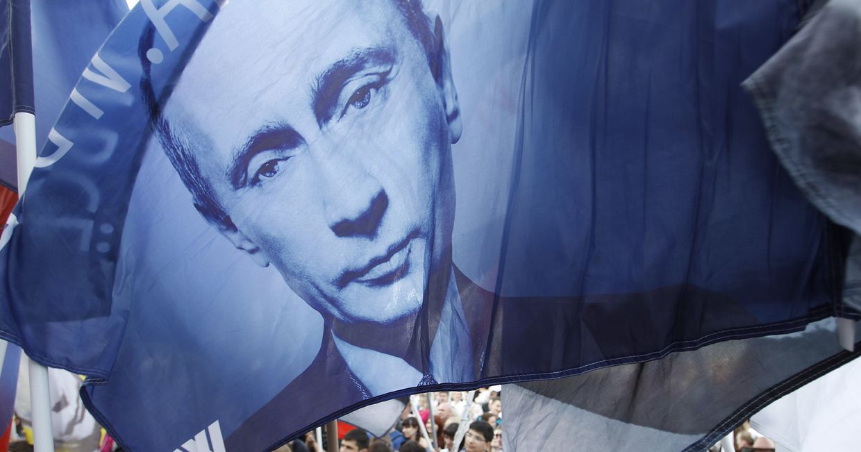 Сторонники Владимира Путина во время митинга накануне его инаугурации в Москве