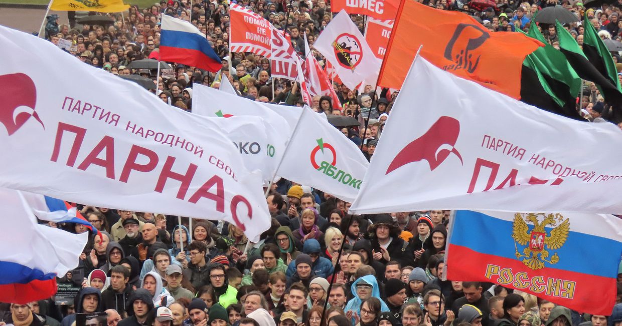 Участники митинга с требованием освободить политических заключенных в Москве