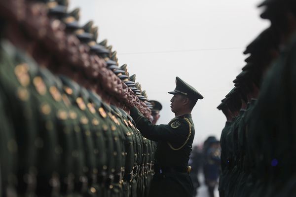 Сотрудники военизированной полиции готовятся к военному параду в Пекине, Китай Сотрудники военизированной полиции готовятся к военному параду в Пекине, Китай