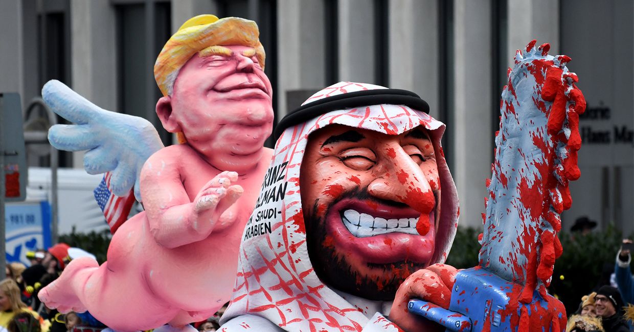 Фигуры, изображающие Президента США Дональда Трампа и наследного принца Саудовской Аравии Мохаммада бен Салмана на карнавале в Дюссельдорфе Фигуры, изображающие Президента США Дональда Трампа и наследного принца Саудовской Аравии Мохаммада бен Салмана на карнавале в Дюссельдорфе