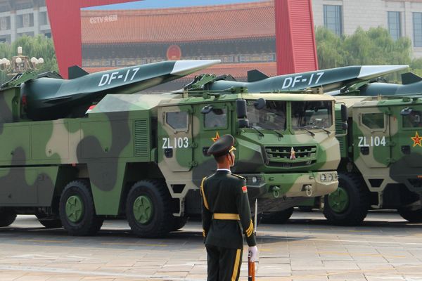 Баллистические ракеты средней дальности DF-17 на военном параде