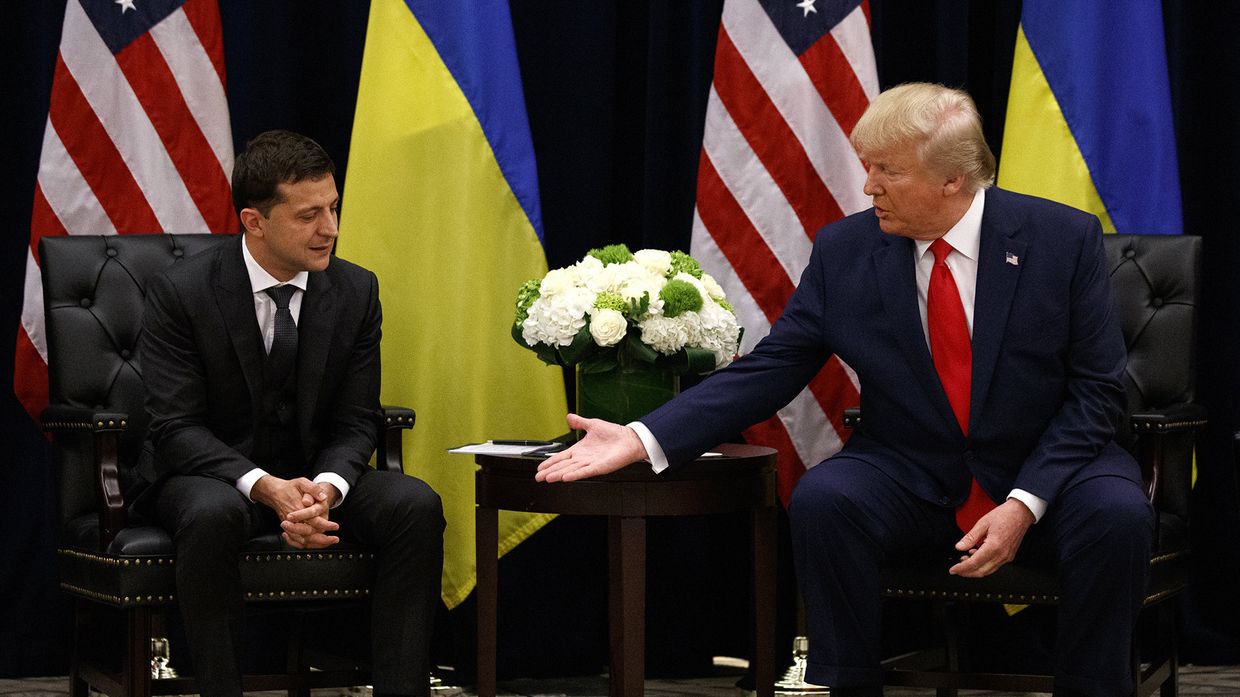Президент Дональд Трамп встретился с Владимиром Зеленским в отеле InterContinental Barclay во время Генеральной Ассамблеи ООН 25 сентября 2019 года Президент Дональд Трамп встретился с Владимиром Зеленским в отеле InterContinental Barclay во время Генеральной Ассамблеи ООН 25 сентября 2019 года