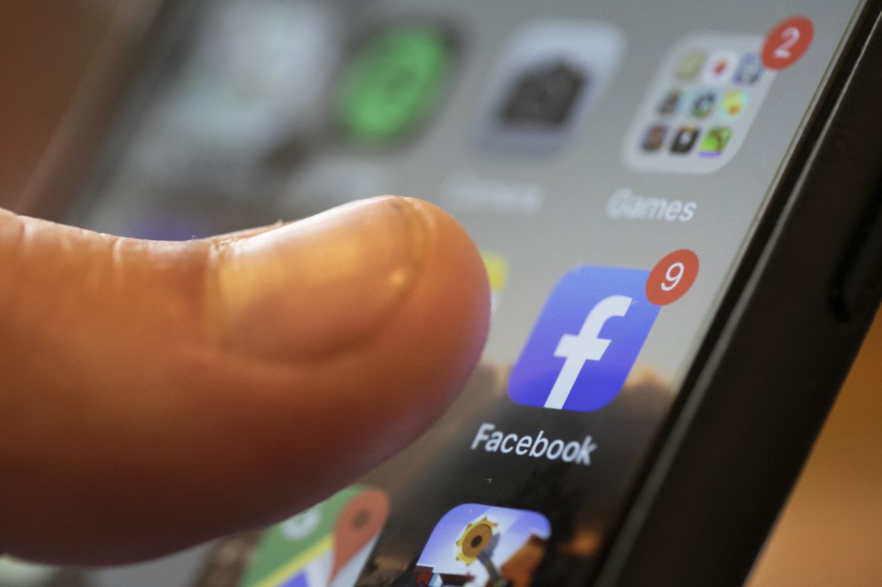 Приложение Facebook на экране смартфона