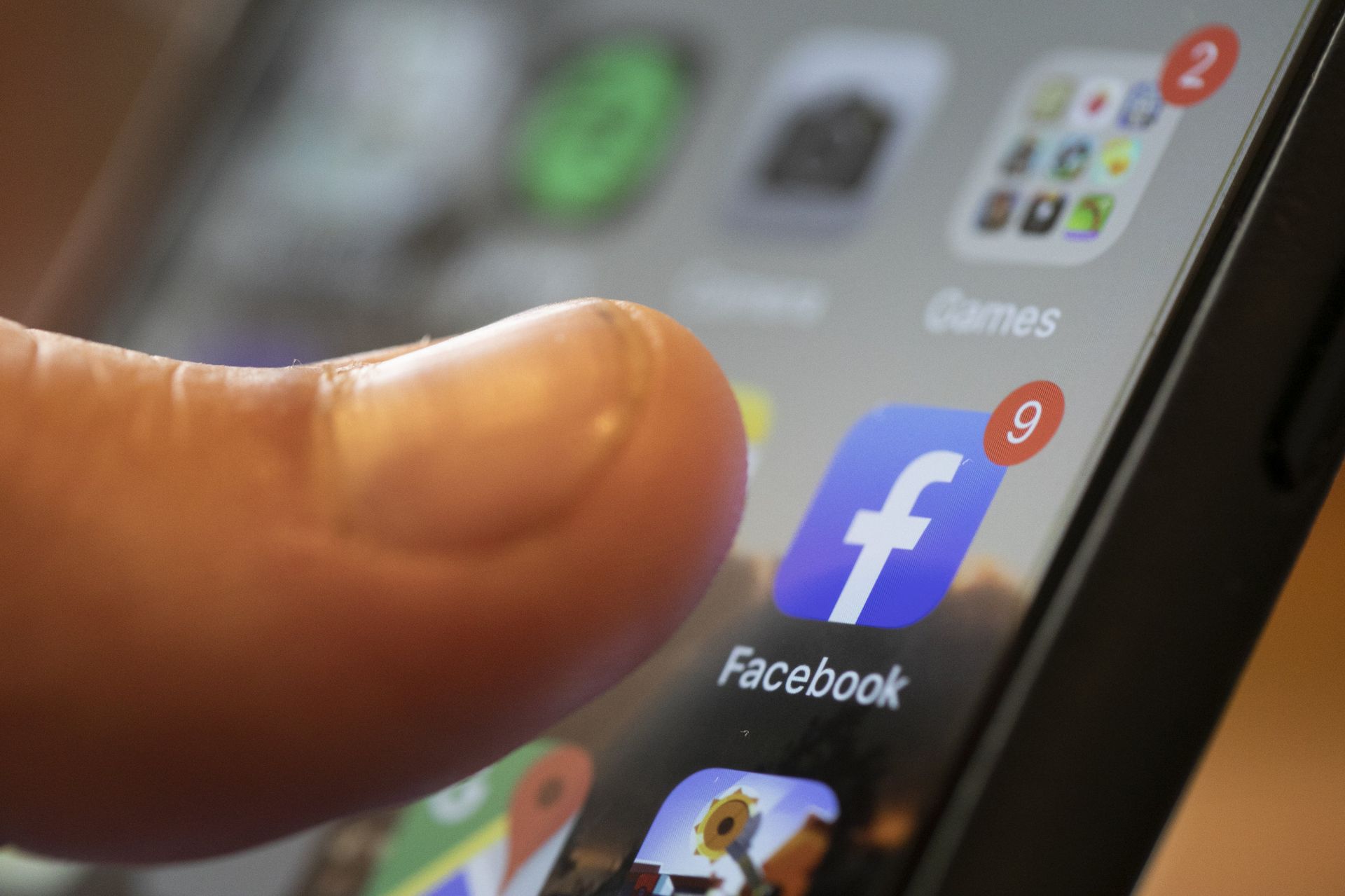 Приложение Facebook на экране смартфона Приложение Facebook на экране смартфона - ИноСМИ, 1920, 09.06.2021