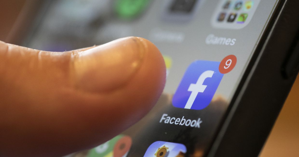 Приложение Facebook на экране смартфона