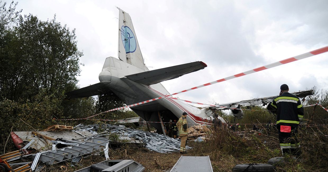 Место аварийной посадки грузового самолета Ан-12 во Львовской области Украины