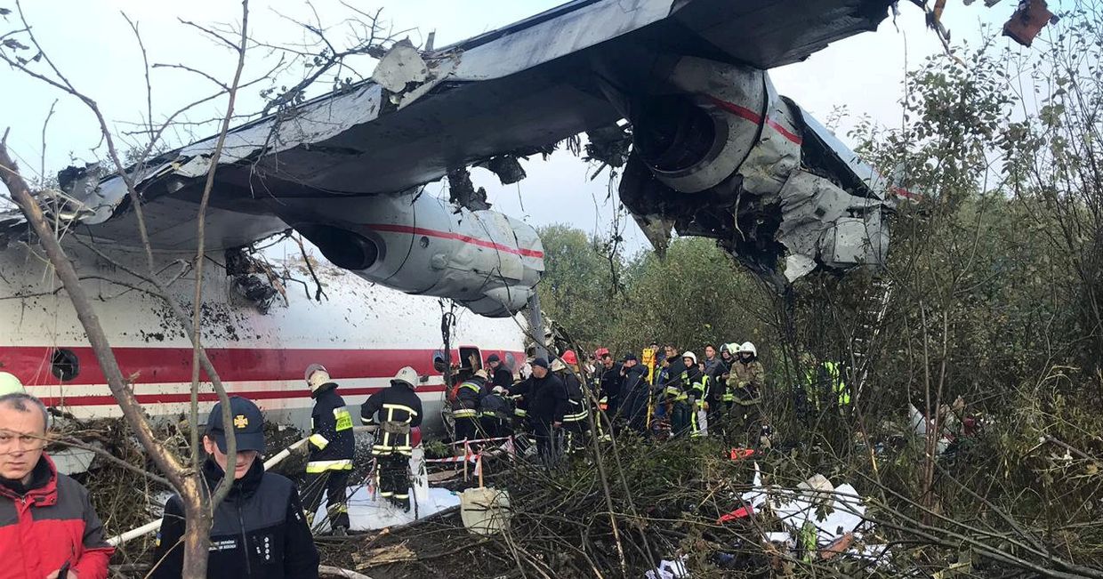 Место аварийной посадки грузового самолета Ан-12 во Львовской области Украины
