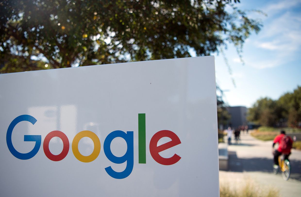 Логотип Google в Менло-Парке, штат Калифорния Логотип Google в Менло-Парке, штат Калифорния