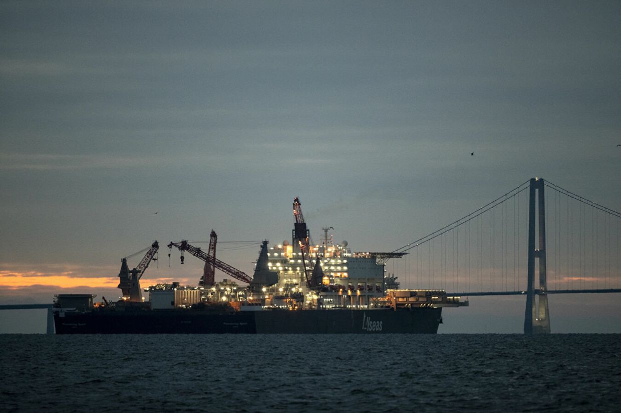 Судно-трубоукладчик Pioneering Spirit у Берегов Дании