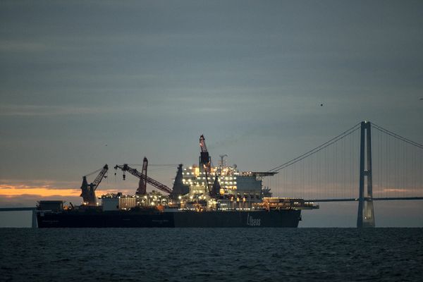 Судно-трубоукладчик Pioneering Spirit у Берегов Дании