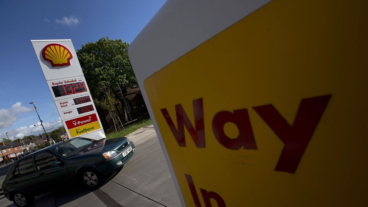 Автомобиль на заправочной станции Shell в Манчестере
