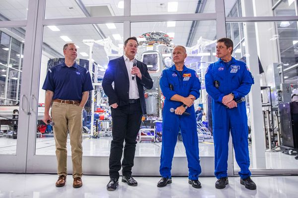 Основатель SpaceX Илон Маск, директор НАСА Джим Бриденстайн и астронавты Дуг Херли и Боб Бенкен