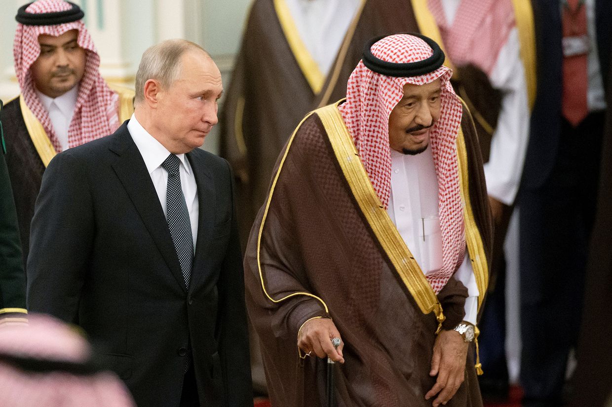 Президент России Владимир Путин и король Саудовской Аравии Салман ибн Абдул-Азиз Аль Сауд во время официальной церемонии