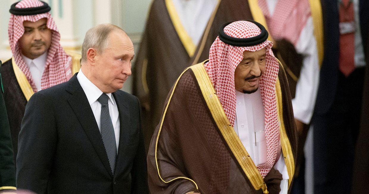 Президент России Владимир Путин и король Саудовской Аравии Салман ибн Абдул-Азиз Аль Сауд во время официальной церемонии Президент России Владимир Путин и король Саудовской Аравии Салман ибн Абдул-Азиз Аль Сауд во время официальной церемонии