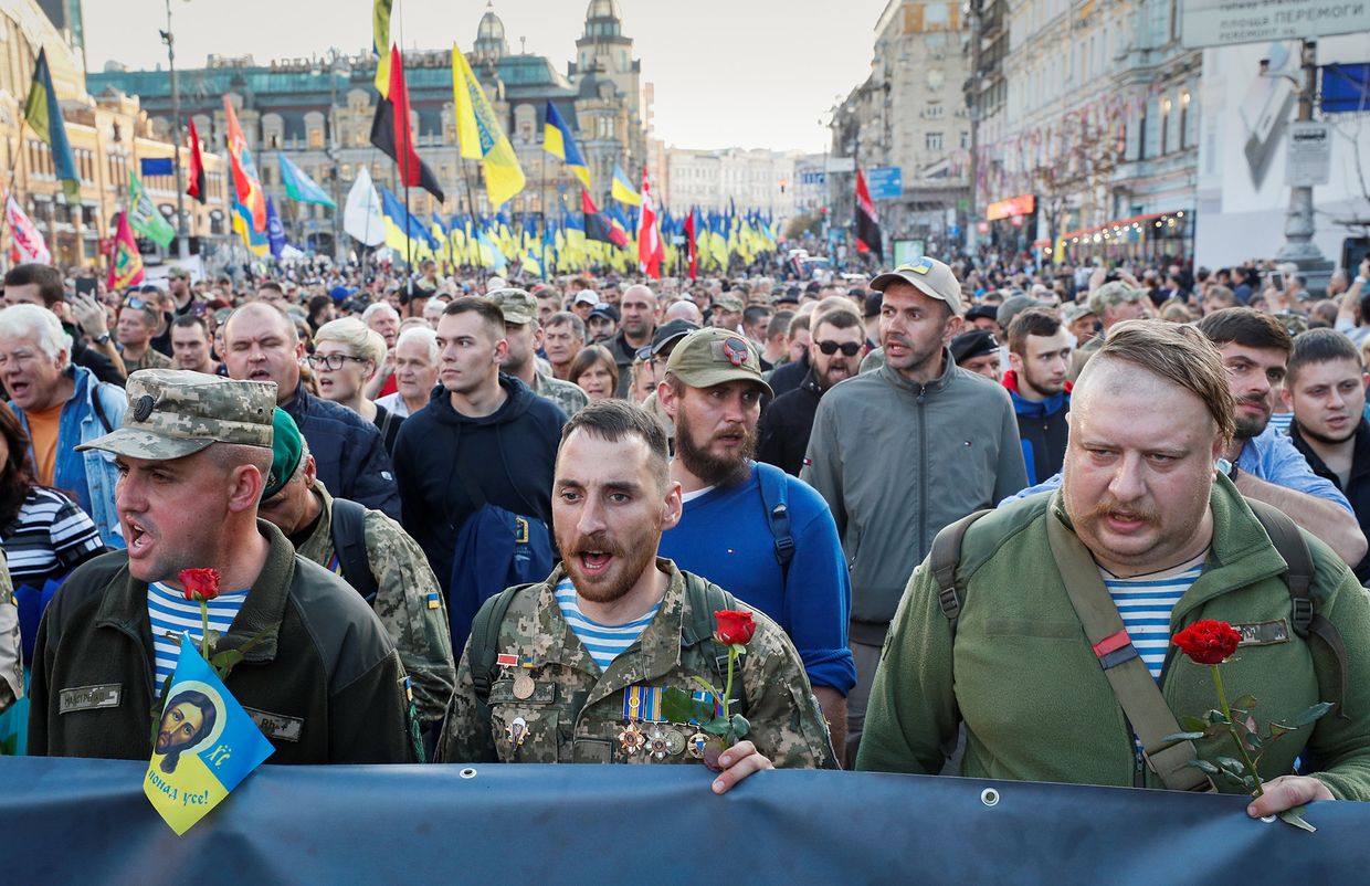 Участники митинга против согласования Киевом «формулы Штайнмайера»