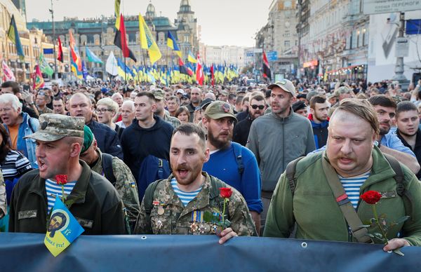Участники митинга против согласования Киевом «формулы Штайнмайера»