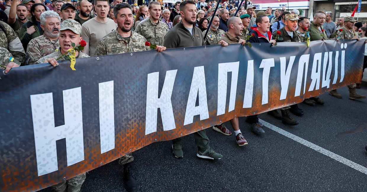 Участники митинга против согласования Киевом «формулы Штайнмайера»