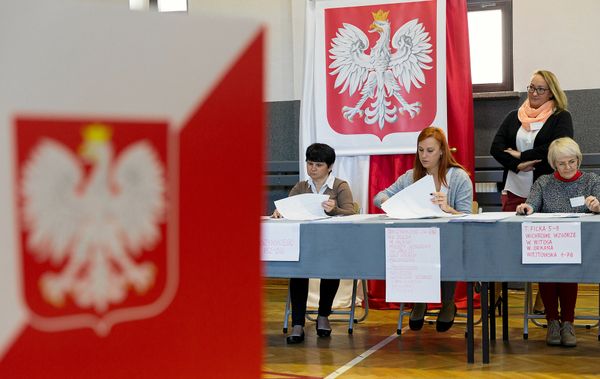Члены избирательной комиссии во время парламентских выборов на избирательном участке в Гливице, Польша