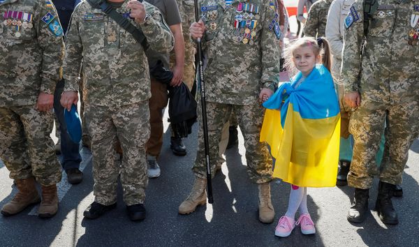 Участники митинга против согласования Киевом «формулы Штайнмайера»