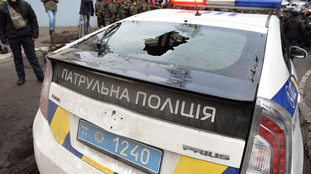Автомобиль полиции Украины с разбитым задним стеклом в центре Киева
