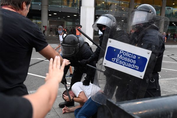 Протестующие во время столкновений с полицией в Барселоне