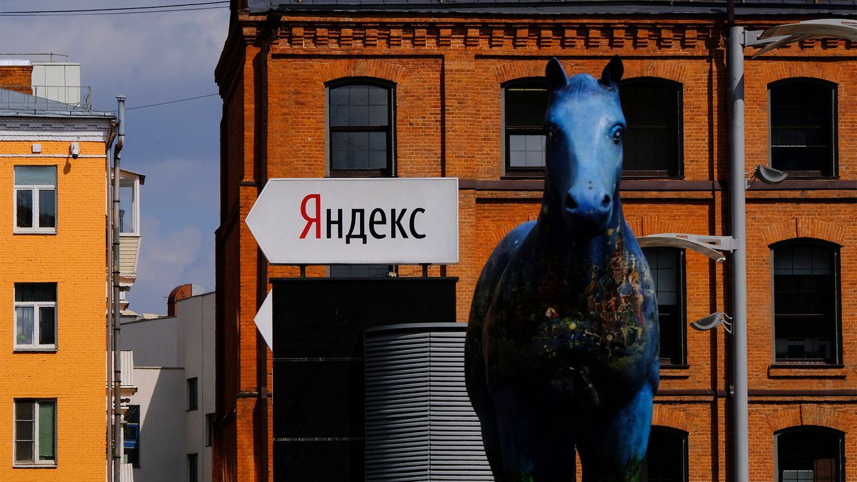 Указатель и скульптура лошади у офиса компании Яндекс