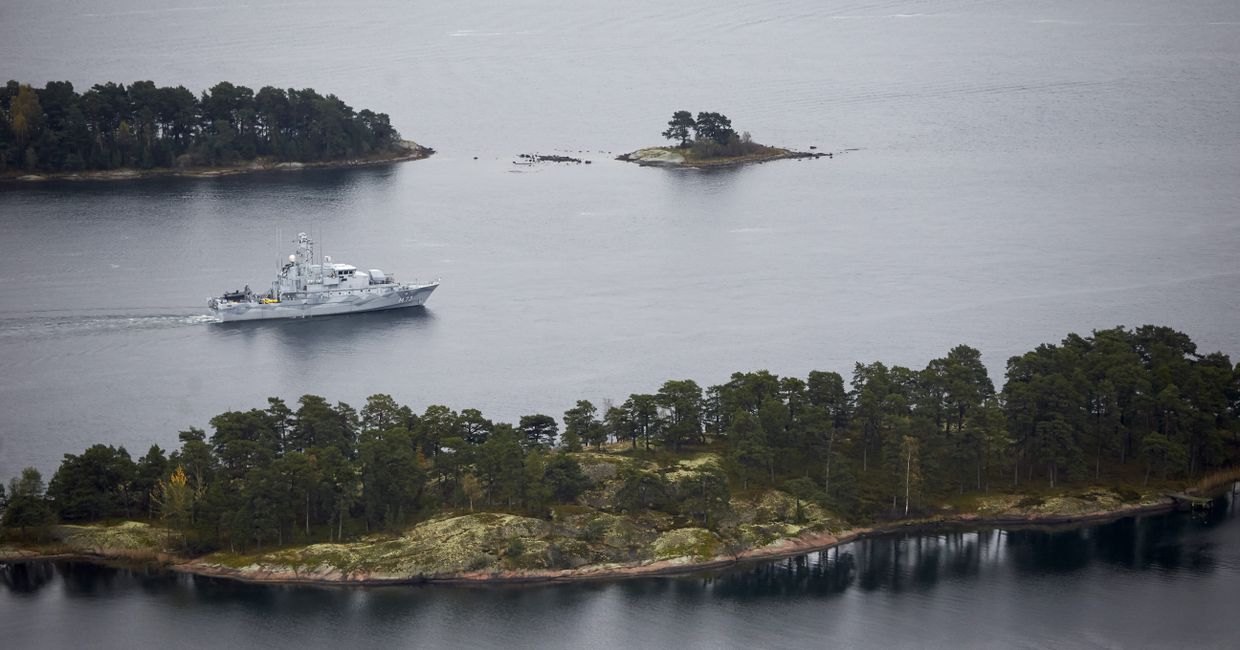 19 октября 2014. Шведский минный тральщик HMS Koster во время поисков иностранной подводной лодки в стокгольмских шхерах