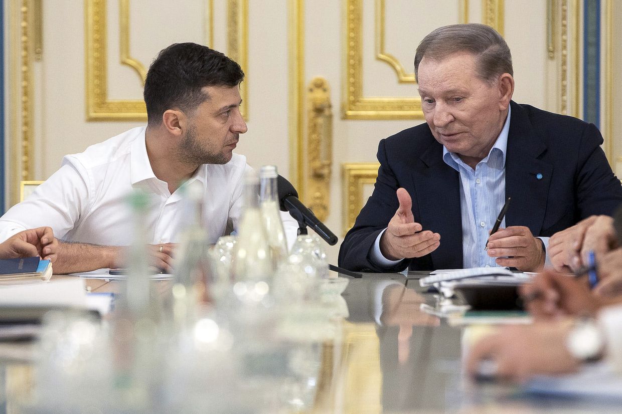 Президент Украины Владимир Зеленский и бывший президент Украины Леонид Кучма во время их встречи в Киеве