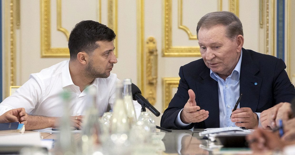 Президент Украины Владимир Зеленский и бывший президент Украины Леонид Кучма во время их встречи в Киеве