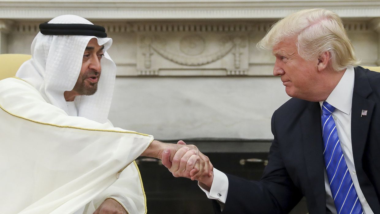 Президент США Дональд Трамп пожимает руку наследному принцу Абу-Даби шейху Мухаммеду бен Зайду Аль Нахайяну
