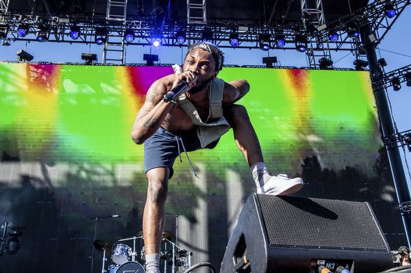 Рэпер Jpegmafia на концерте в Калифорнии