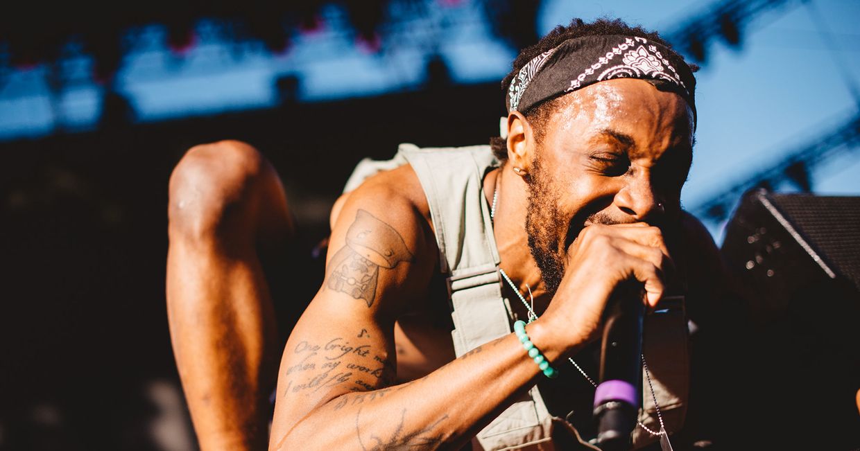 Рэпер Jpegmafia на концерте в Калифорнии