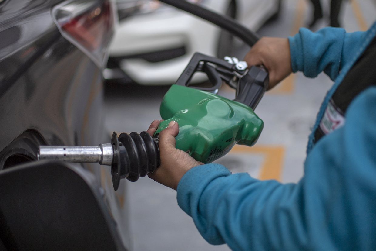 Заправка автомобиля на заправочной станции Pemex в Мехико