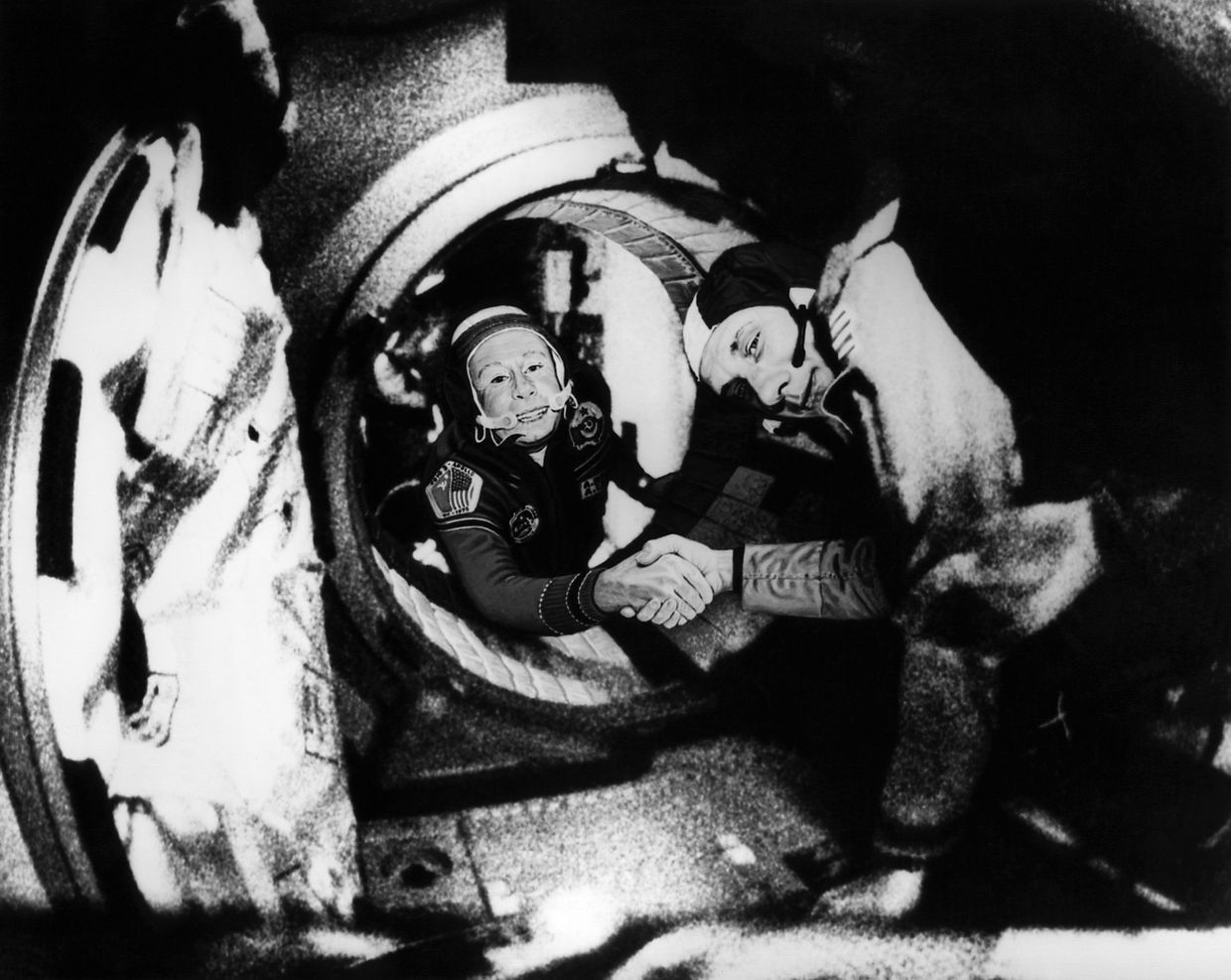 17 июля 1975. Советский космонавт Алексей Леонов и американский астронавт Томас Стэффорд пожимают друг другу руки