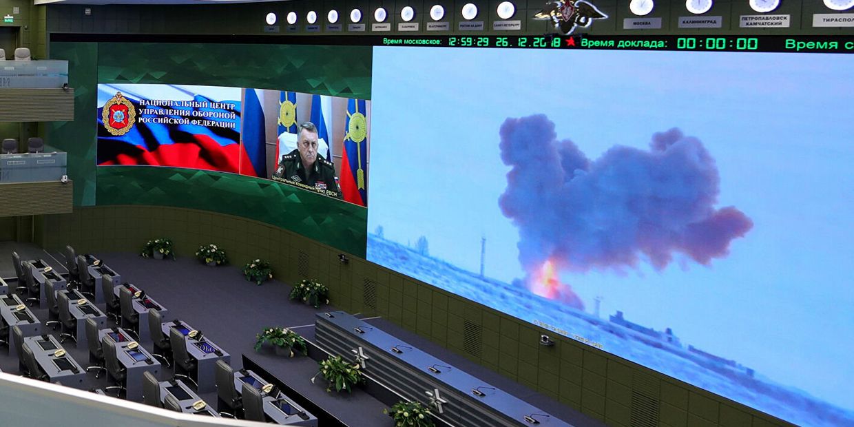 Видеотрансляция пуска ракеты комплекса Авангард с гиперзвуковым планирующим крылатым боевым блоком в Национальном центре управления обороной РФ