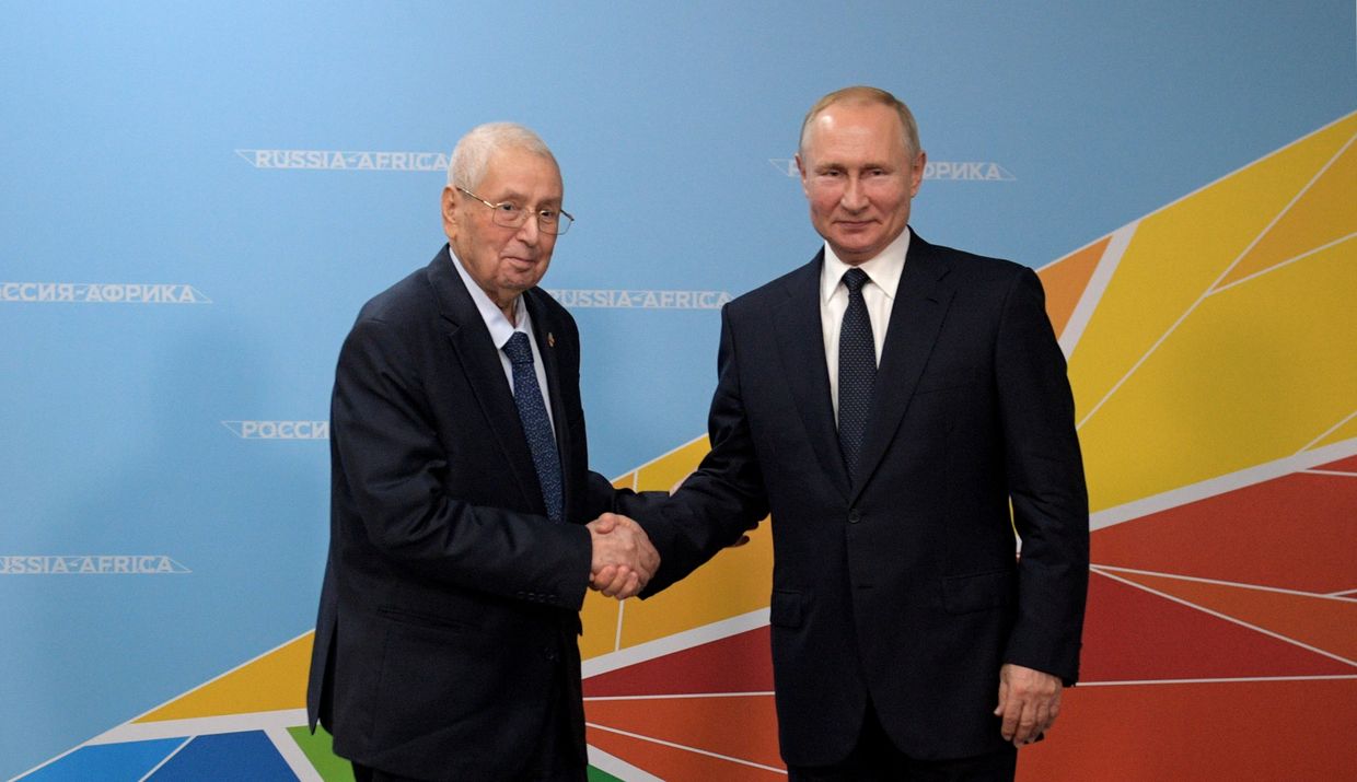 Президент Алжира Абделькадер Бенсалех и президент России Владимир Путин на саммите «Россия — Африка» в Сочи, Россия