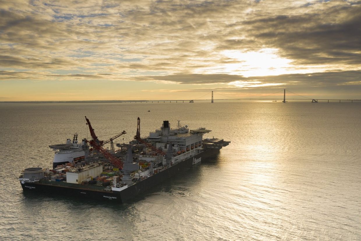 Судно-трубоукладчик Pioneering Spirit у Берегов Дании