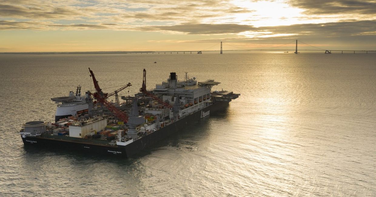 Судно-трубоукладчик Pioneering Spirit у Берегов Дании Судно-трубоукладчик Pioneering Spirit у Берегов Дании
