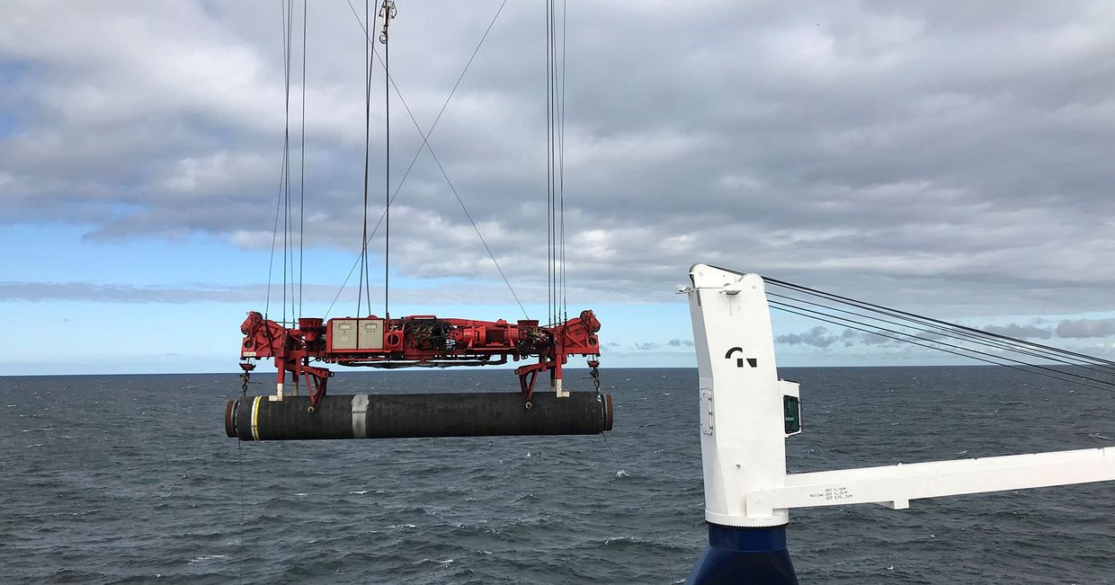 Глубоководный трубоукладчик Allseas Solitaire прокладывает трубу для газопровода Nord Stream 2 в Балтийском море
