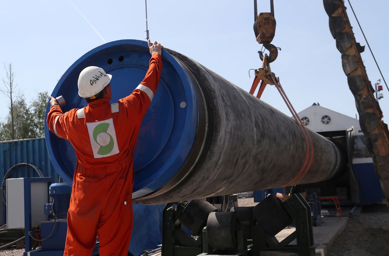 Рабочий на строительной площадке газопровода Северный поток-2 недалеко от города Кингисепп Ленинградской области
