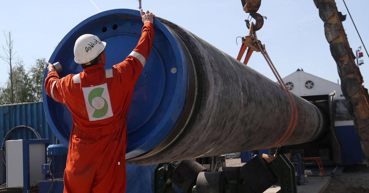Рабочий на строительной площадке газопровода Северный поток-2 недалеко от города Кингисепп Ленинградской области