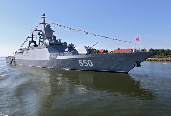 Корвет Стерегущий во время морского парада