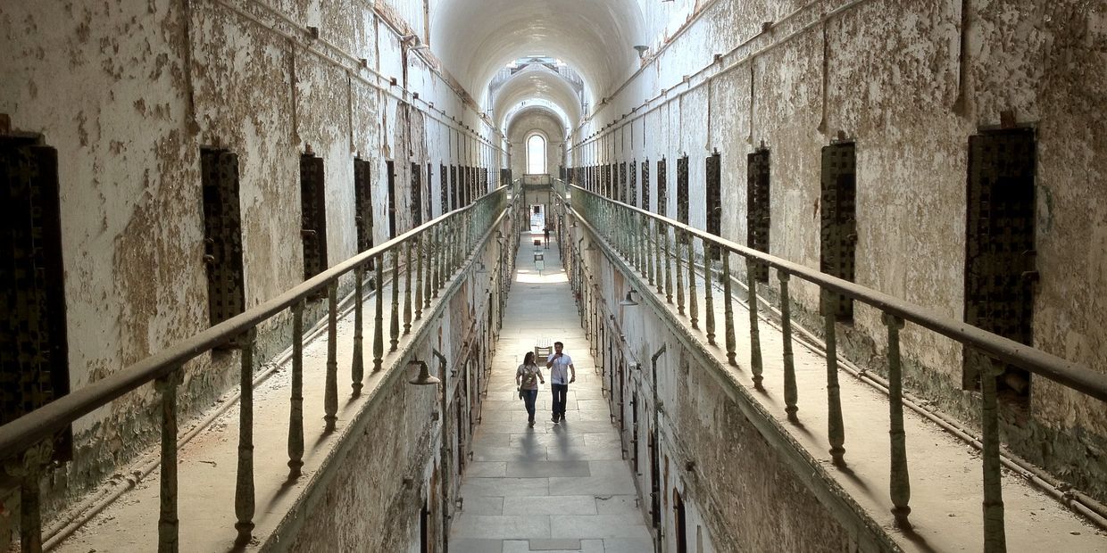 Тюрьма в Филадельфии, штат Пенсильвания, США Тюрьма в Филадельфии, штат Пенсильвания, США