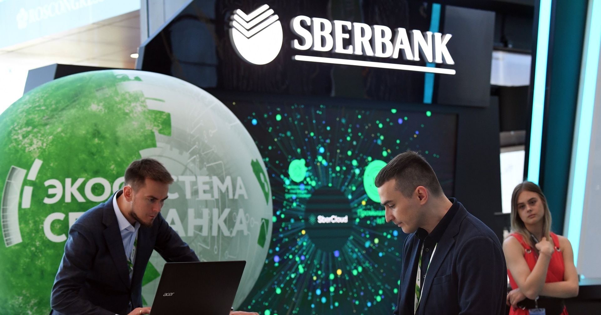 Участники Петербургского международного экономического форума 2019 (ПМЭФ-2019) у стенда Сбербанка - ИноСМИ, 1920, 15.07.2021